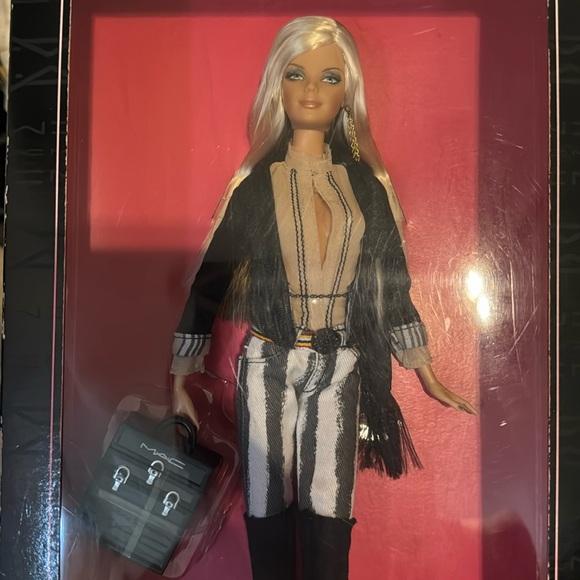 2007 Barbie Fashion Model Collection: M.A.C. Barbie - Picture 3 of 4